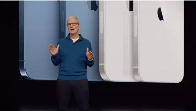 CEO Tim Cook giới thiệu những điểm mạnh của dòng iPhone 13.