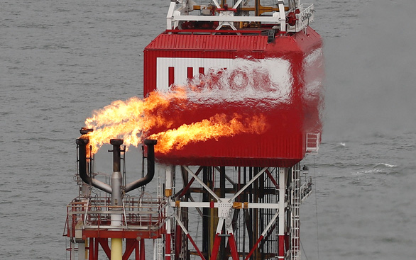Một giàn dầu khí dán logo của Công ty Lukoil (Nga) trên biển Caspi - Ảnh: REUTERS