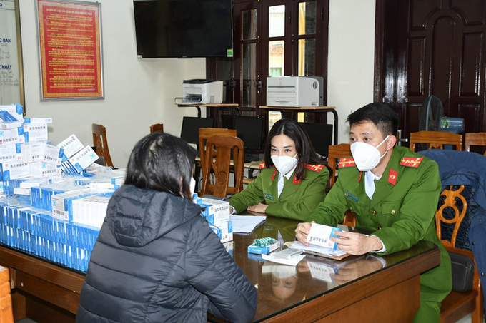 Cán bộ Đội 5 Phòng Cảnh sát kinh tế Công an TP Hải Phòng ghi lời khai đối tượng Mua bán hơn 4.000 hộp thuốc 