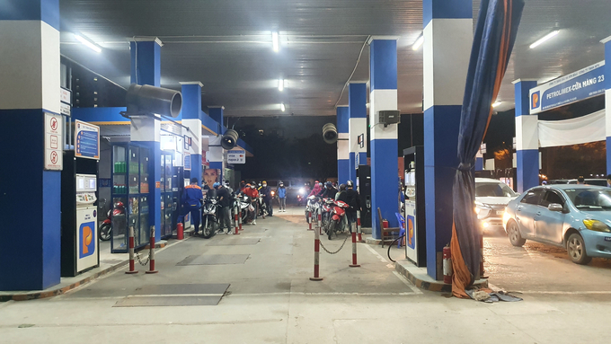 Các phương tiện xếp hàng mua xăng tại cây xăng Xa La.