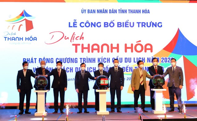 Lãnh đạo Bộ VHTTDL cùng lãnh đạo tỉnh Thanh Hoá ấn nút khởi động năm du lịch 2022.