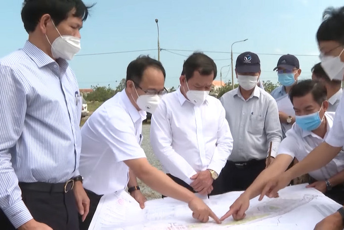 Chủ tịch UBND tỉnh Đặng Văn Minh (thứ 3 từ trái qua) và các sở, ngành liên quan kiểm tra thực tế tại dự án Kè và Khu dân cư Nam Sông Vệ