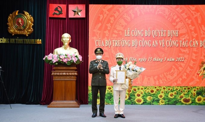 Thừa uỷ quyền của lãnh đạo Bộ Công an, Thiếu tướng Trần Phú Hà, Giám đốc Công an tỉnh Thanh Hóa trao Quyết định và tặng hoa chúc mừng Thượng tá Nguyễn Hữu Mạnh.