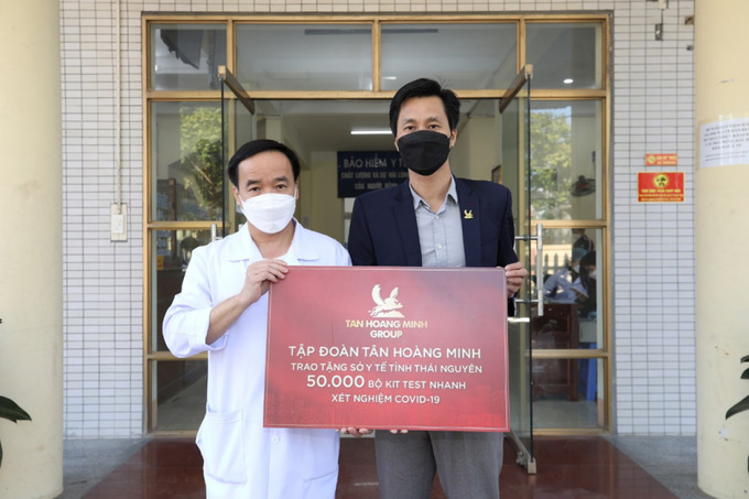 Đại diện Tập đoàn Tân Hoàng Minh trao tặng 1 phòng xét nghiệm PCR và 50.000 bộ Kit xét nghiệm nhanh