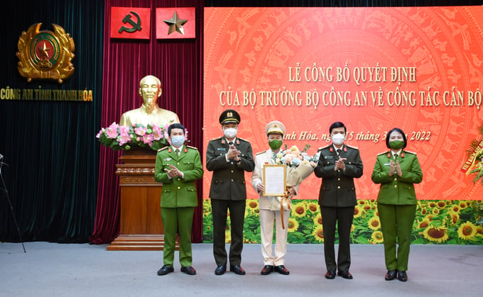 Đại diện Ban Thường vụ Đảng ủy, lãnh đạo Công an tỉnh Thanh Hoá tặng hoa chúc mừng Thượng tá Nguyễn Hữu Mạnh.