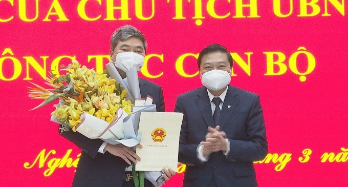 Phó Chủ tịch UBND tỉnh Lê Hồng Vinh trao quyết định và tặng hoa chúc mừng tân Phó Giám đốc Sở Tài chính - Nguyễn Việt Hưng.