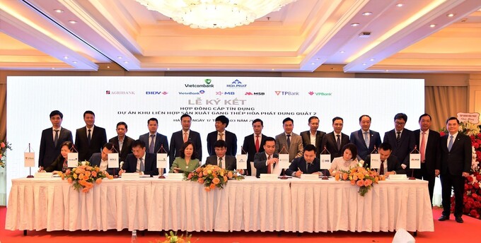 Lễ ký kết hợp đồng tín dụng giữa Công ty CP Thép Hòa Phát Dung Quất và 8 ngân hàng lớn của Việt Nam.