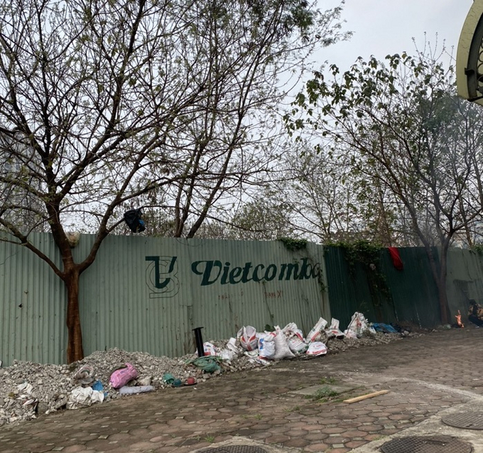 Khu vực quây tôn phía sau sân bóng tại khu đất vàng vẫn còn dòng chữ Vietcombak nay trở thành điểm tập kết rác thải bẩn thỉu, nhếch nhác.