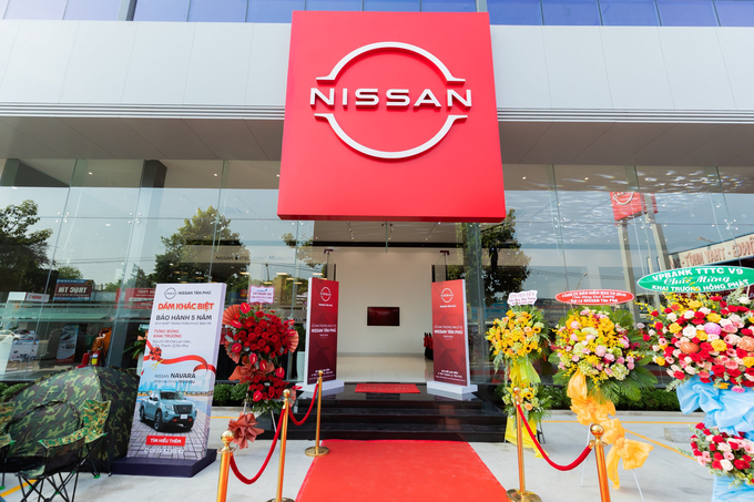 Nhân dịp khai trương, Nissan Tân Phú gửi đến tất cả khách hàng chương trình khuyến mãi mua xe Almera tặng logo VÀNG NISSAN