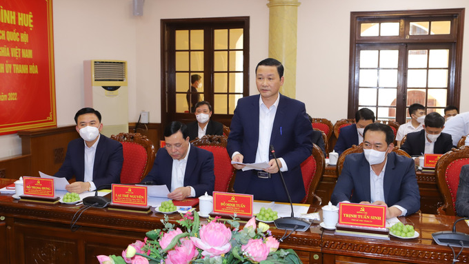 Ông Đỗ Minh Tuấn, Chủ tịch UBND tỉnh Thanh Hóa báo cáo tình hình phát triển KT-XH, an ninh, quốc phòng năm 2021 và 2 tháng đầu năm