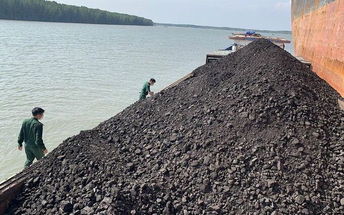 Phương tiện sang mạn 900 tấn than không rõ nguồn gốc bị BĐBP Thành phố Hồ Chí Minh tạm giữ. (Ảnh: BĐBP)
