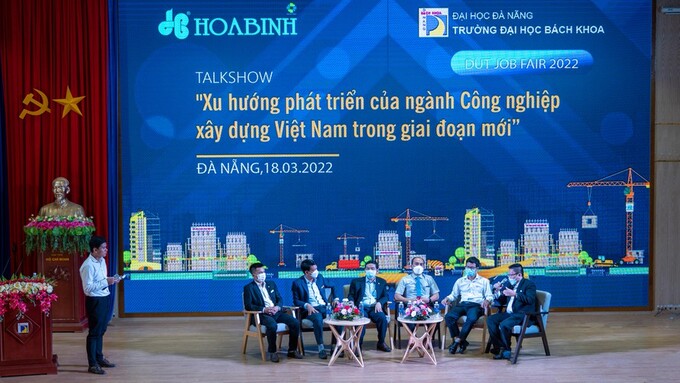 Tại chương trình, ông Lê Viết Hải đã có buổi tọa đàm cùng sinh viên của trường với chủ đề “Xu hướng phát triển của ngành công nghiệp Xây dựng Việt Nam trong giai đoạn mới”