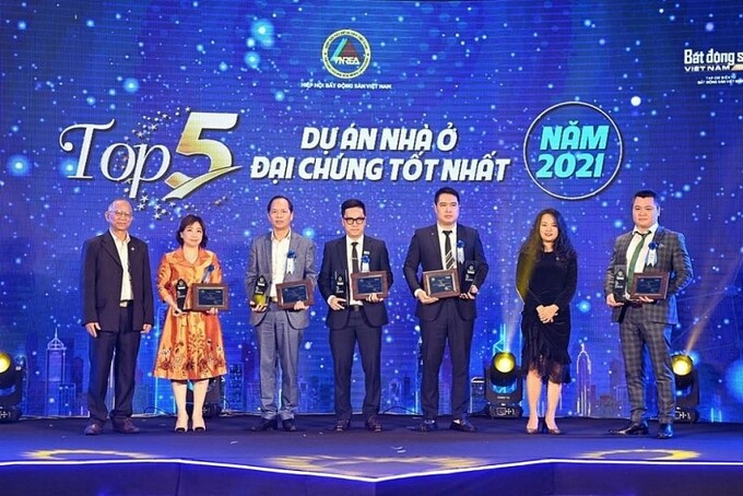 Bà Nguyễn Thanh Mai, Đại diện Công ty cổ phần Eurowindow Holding – Đơn vị phát triển dự án Eurowindow River Park nhận cúp và chứng nhận Top 5 Dự án Nhà ở đại chúng tốt nhất năm 2021.