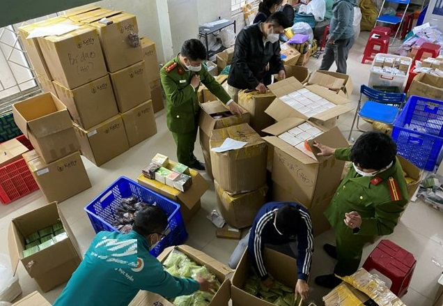 Lực lượng chức năng kiểm tra kho hàng của Công ty Kelly Detox Việt Nam