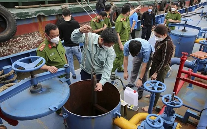 Tàu Xuân Sơn 5 đang chở 1 triệu lít xăng lậu bị lực lượng Công an phát hiện, thu giữ.