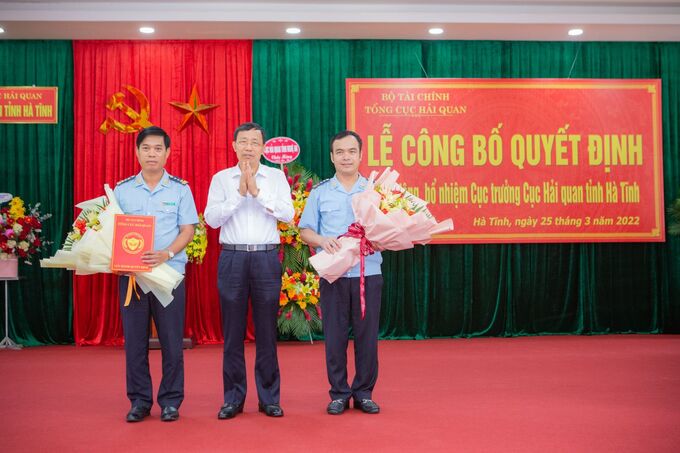 Tổng cục trưởng Tổng cục Hải quan trao Quyết định điều động, bổ nhiệm Cục trưởng Cục Hải quan tỉnh Hà Tĩnh đối với ông Bùi Thanh San.
