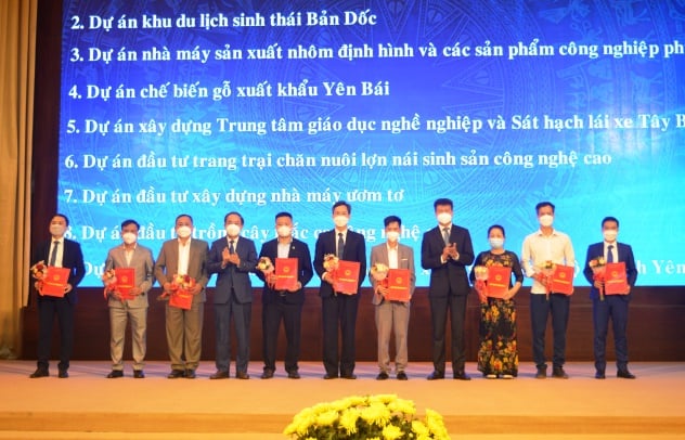 Đồng chí Tạ Văn Long - Phó Bí thư Thường trực Tỉnh ủy, Chủ tịch HĐND tỉnh và đồng chí Trần Huy Tuấn - Chủ tịch UBND tỉnh trao quyết định chấp thuận chủ trương đầu tư cho 9 dự án đầu tư.