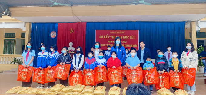 Hàng năm nhà trường kết hợp với Đoàn Thanh niên – Đội TNTP Hồ Chí Minh ủng hộ và trao quà tết cho các em học sinh có hoàn cảnh khó khăn của nhà trường.