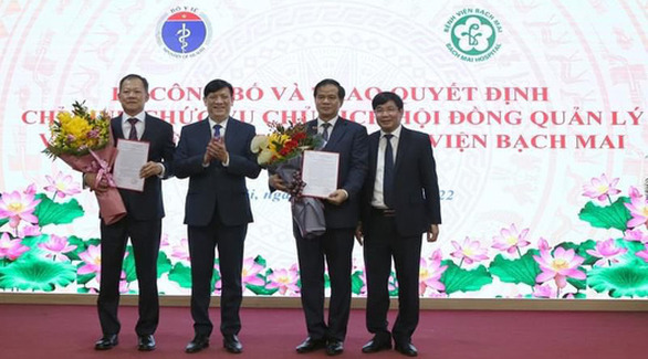 Bộ trưởng Nguyễn Thanh Long trao quyết định cho TS.BS Dương Đức Hùng và PGS.TS Đào Xuân Cơ. Ảnh: Bệnh viện cung cấp