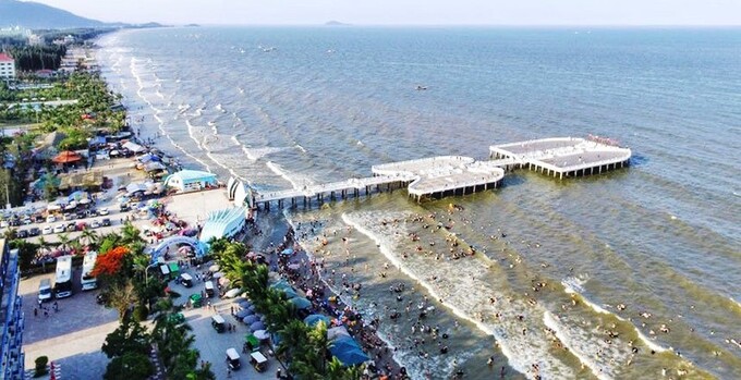 Những năm gần đây biển Hải Tiến thu hút lượng lớn khách du lịch trong và ngoài nước