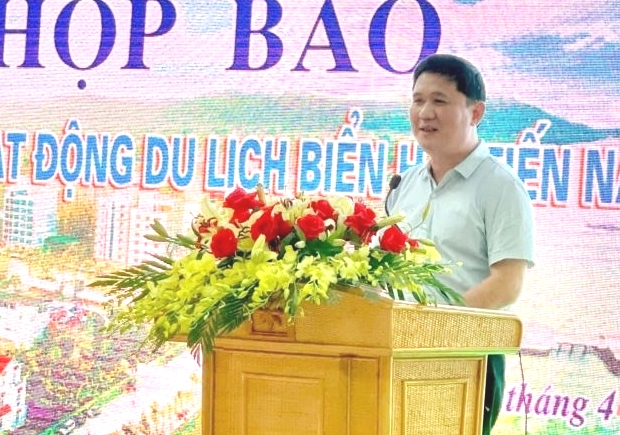 Ông Lê Sỹ Nghiêm, Chủ tịch UBND huyện Hoằng Hóa phát biểu tại buổi họp báo