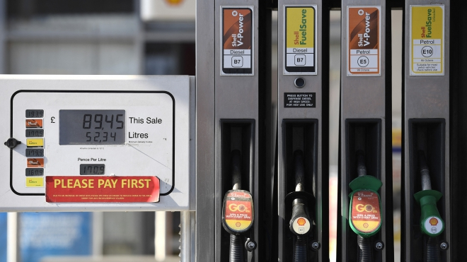 Giá xăng và dầu diesel được niêm yết tại một trạm bán xăng ở Manchester, Anh ngày 8/3/2022. Ảnh: AFP