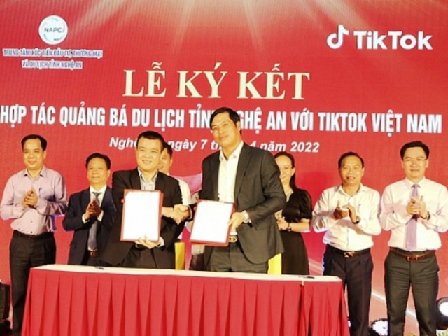 Trung tâm xúc tiến Đầu tư, Thương mại và Du lịch Nghệ An cùng TikTok Việt Nam ký kết chương trình hợp tác. Ảnh: Báo Nghệ An.