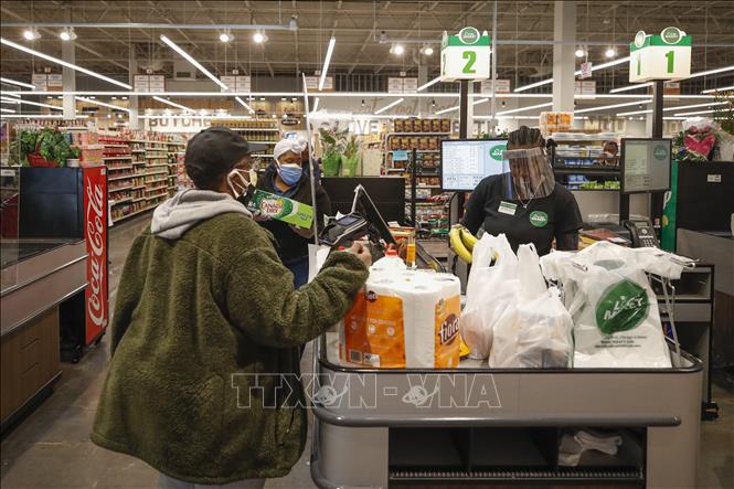 Người dân mua sắm tại một cửa hàng thực phẩm ở Chicago, Illinois, Mỹ. Ảnh tư liệu: AFP/TTXVN