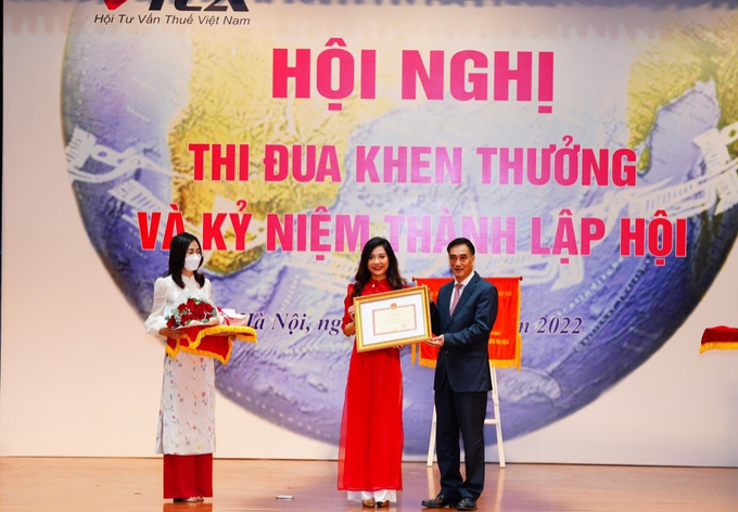 Thứ trưởng Bộ Tài chính Trần Xuân Hà trao Bằng khen của Bộ trưởng Bộ Tài chính cho bà Trịnh Thị Ngọc Lan thuộc Văn phòng VTCA đã có thành tích xuất sắc trong hoạt động kinh doanh từ năm 2019 - 2020.