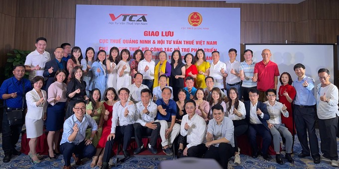 VTCA cùng Cục thuế Quảng Ninh và các đơn vị trực thuộc chụp ảnh lưu niệm tai Hạ Long.