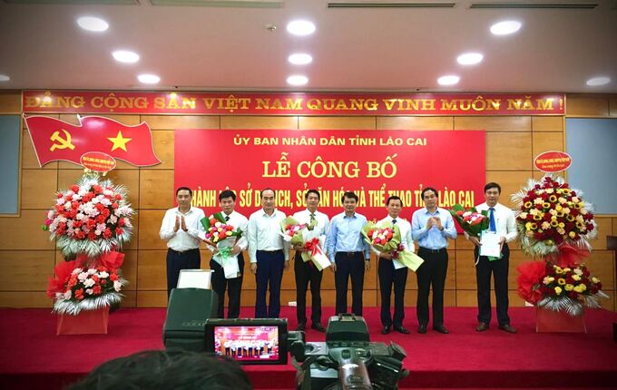 Lãnh đạo tỉnh Lào Cai tặng hoa chúc mừng thành lập Sở Du lịch, Sở Văn hóa và Thể thao tỉnh Lào Cai.
