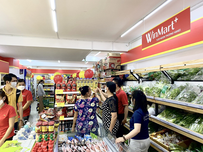 Bên trong cửa hàng WinMart+ đầu tiên tại Tp. Hồ Chí Minh.