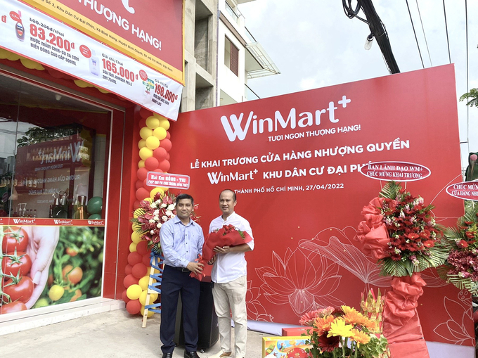 Đại diện WinCommerce chúc mừng cửa anh Nguyễn Hoài Nam - chủ cửa hàng WinMart+ nhượng quyền đầu tiên tại Tp. Hồ Chí Minh.