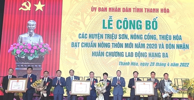Lãnh đạo tỉnh Thanh Hóa trao Quyết định Công nhận đạt chuẩn NTM của Thủ tướng Chính phủ và tặng hoa cho đại diện lãnh đạo, chính quyền, Nhân dân các huyện Triệu Sơn, Nông Cống và Thiệu Hóa.