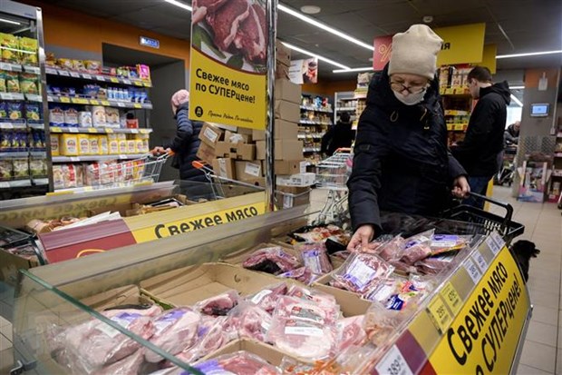Người dân mua hàng tại siêu thị ở Moskva, Nga, ngày 6/4/2022. (Ảnh: AFP/TTXVN)
