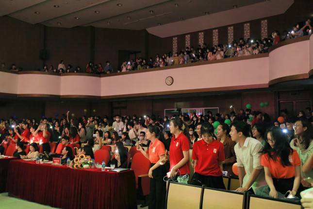 Khán giả cổ vũ các đội thi