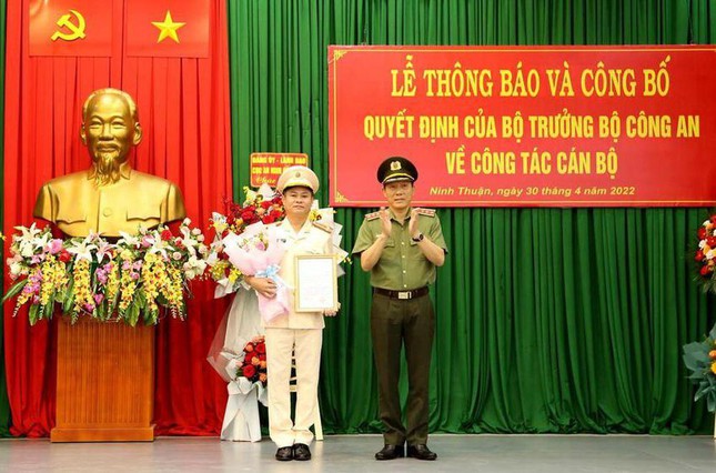 Thượng tướng Lương Tam Quang trao quyết định của Bộ trưởng Bộ Công an cho Đại tá Huỳnh Tấn Hạnh. Ảnh Công an Ninh Thuận.