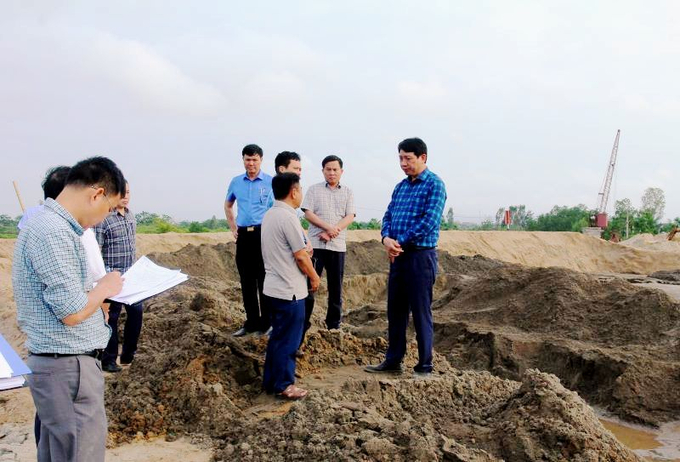 Qua kiểm tra ông Lê Đức Giang, Phó Chủ tịch UBND tỉnh Thanh Hóa yêu cầu tạm dừng toàn bộ hoạt động 3 bãi tập kết cát trên địa bàn chưa bảo đảm các quy định.