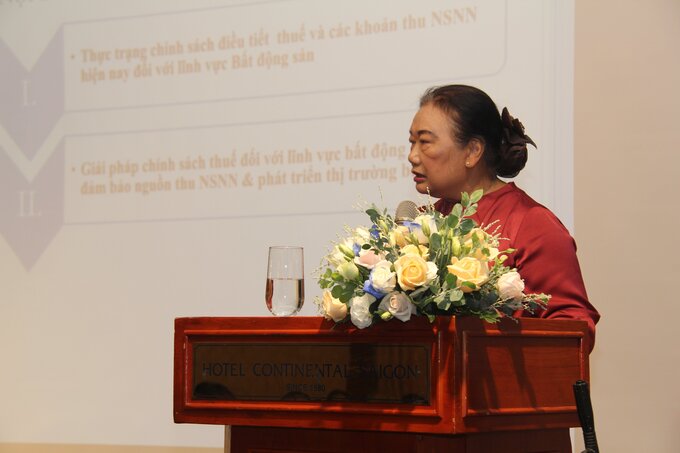 Bà Nguyễn Thị Cúc - Nguyên Phó tổng Cục trưởng Tổng Cục Thuế, Chủ tịch Hội Tư vấn Thuế Việt Nam phát biểu tại hội thảo.