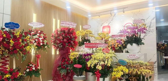 Hàng trăm lãng hoa của bạn bè, đối tác và giới truyền thông gửi chúc mừng HKT Group và VPCorp