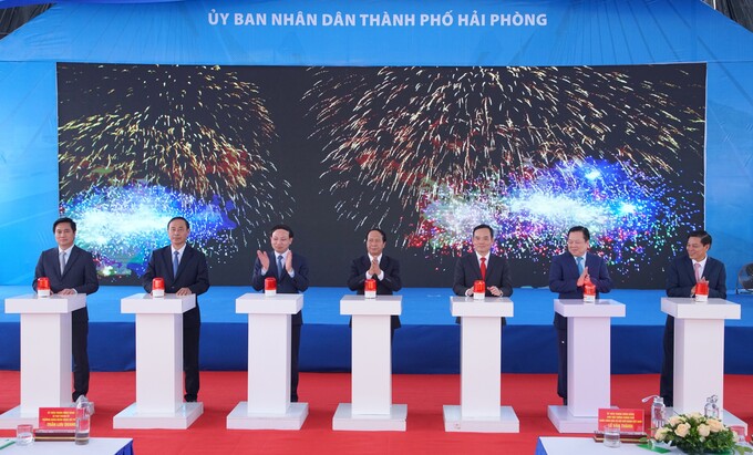 Phó Thủ tướng Lê Văn Thành và lãnh đạo hai địa phương Hải Phòng, Quảng Ninh nhấn nút khởi công dự án cầu Bến Rừng