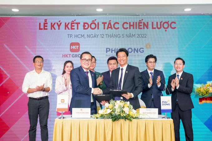 Ông Trần Hoàng Khải, Tổng Giám đốc HKT GROUP và ông Ngô Quang Phúc, Tổng Giám đốc Phú Đông Group thực hiện nghi thức ký kết hợp tác