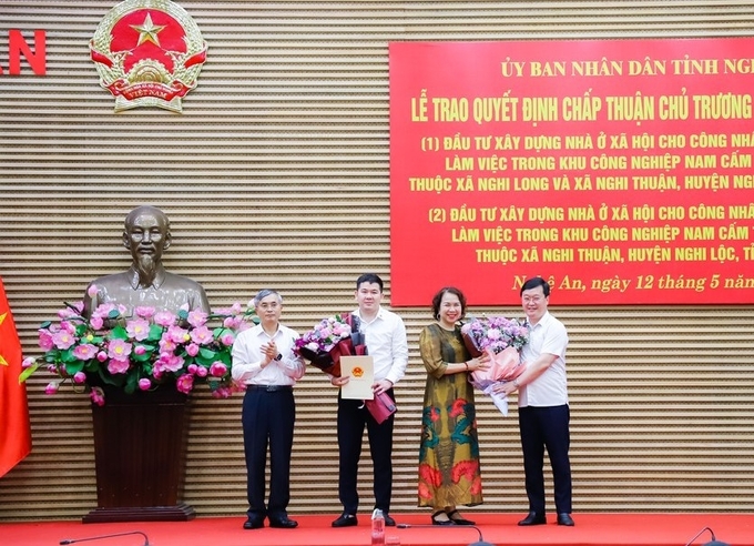 Lãnh đạo tỉnh Nghệ An trao Quyết định chấp thuận chủ trương đầu tư và nhà đầu tư cho dự án xây dựng nhà ở xã hội cho công nhân, người lao động (NLĐ) trong Khu kinh tế (KKT) Đông Nam.