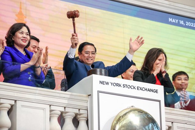 Thủ tướng Chính phủ Phạm Minh Chính gõ búa kết thúc phiên giao dịch tại Sàn giao dịch chứng khoán New York (NYSE) ngày 16/5 theo giờ địa phương. (Ảnh: VGP)