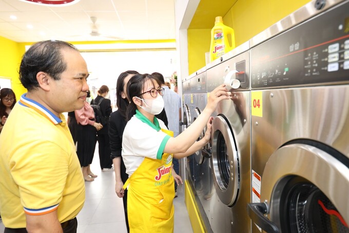 Ông Trương Công Thắng -Tổng Giám đốc Công ty The CrownX tham quan quy trình giặt ủi chuẩn công nghệ Châu Âu.