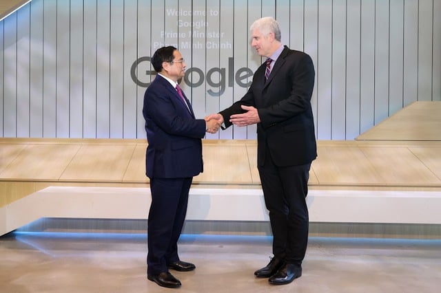 Phó Chủ tịch cao cấp phụ trách Thiết bị và Dịch vụ của Google - Rick Osterloh chào đón Thủ tướng đến thăm trụ sở Google. (Ảnh: VGP)