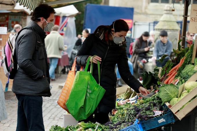 Người tiêu dùng chọn lựa rau quả tại Cambridge, Anh ngày 17/3/2021. Ảnh: Reuters