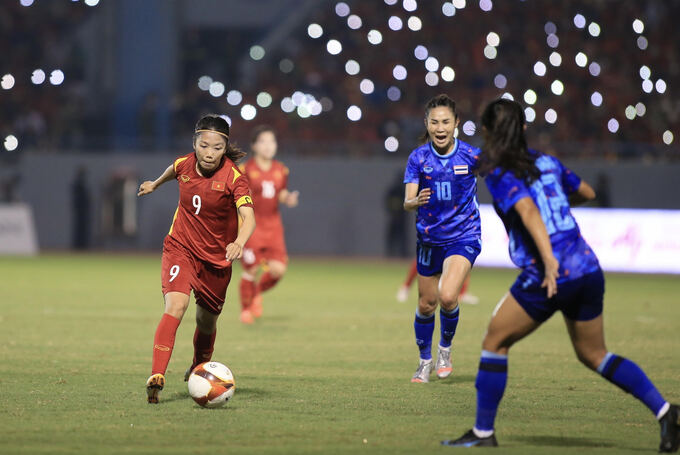 Đội tuyển nữ Việt Nam nhận 3 tỷ tiền thưởng từ FE Credit - Ảnh: Duy Linh