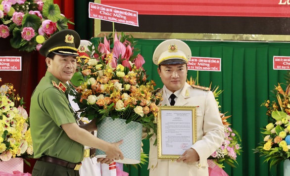 Đại tá Trương Minh Đương nhận quyết định bổ nhiệm giám đốc Công an tỉnh Lâm Đồng từ trung tướng Lê Quốc Hùng.