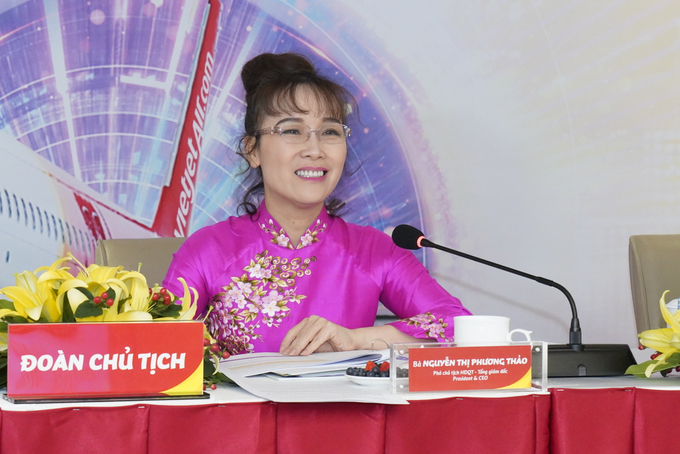 Tổng giám đốc Vietjet Nguyễn Thị Phương Thảo giải đáp ý kiến của cổ đông.